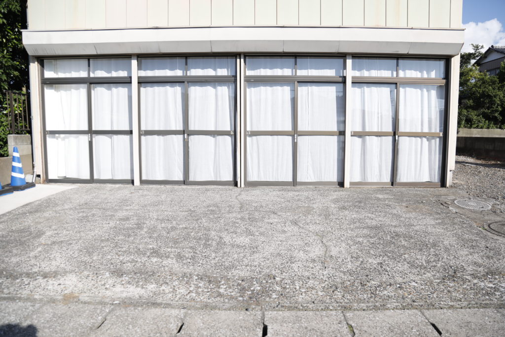 千葉のハウススタジオ「スタジオフィールド」の広大な無料駐車場。ロケバスや電源車の駐車、大型機材の積み下ろしが可能なスペースを完備。