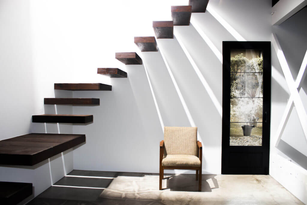 千葉のハウススタジオ「スタジオフィールド」1階東側でのストロボライティング撮影例。天候に左右されず自然光に近いライティングが可能な吹き抜け空間。