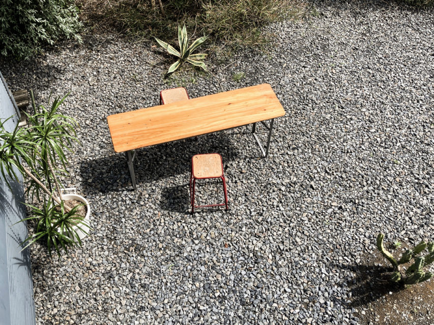 ハウススタジオ「スタジオフィールド」のドライガーデンを上階から俯瞰撮影。アガベやサボテンの配置、砂利の質感が確認できる屋外撮影スペース。