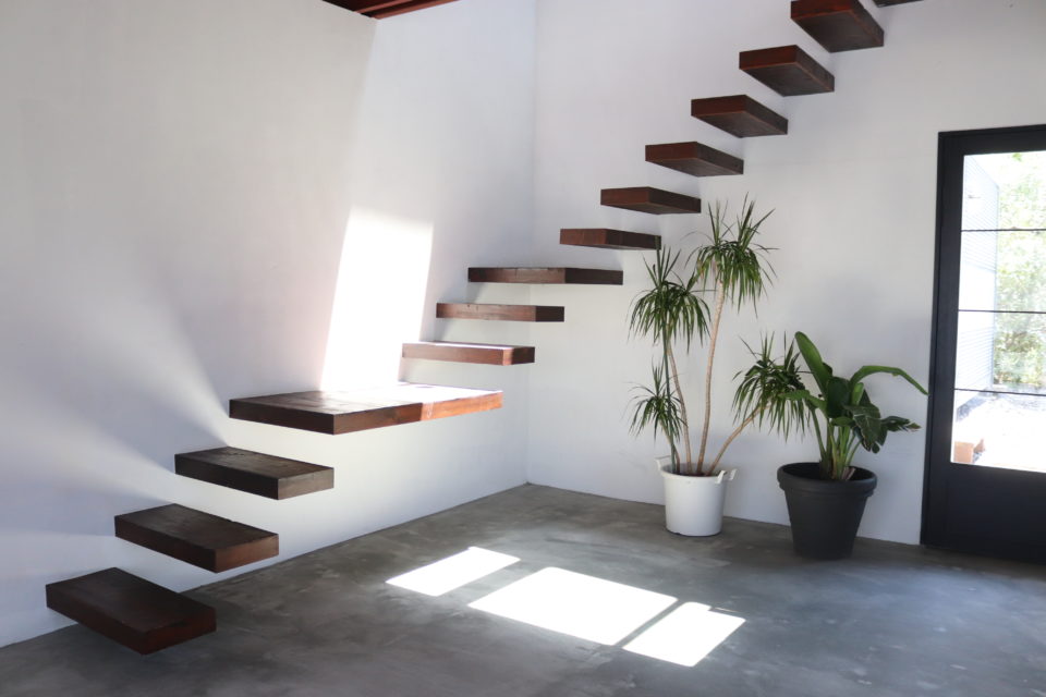 自然光が差し込む千葉のハウススタジオ、スタジオフィールドの階段