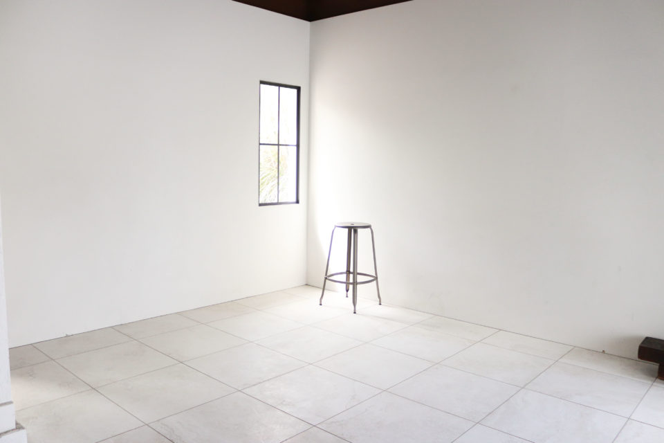 千葉のハウススタジオ「スタジオフィールド」。東南の窓から9時〜10時に自然光が差し込む1階吹き抜けスペース