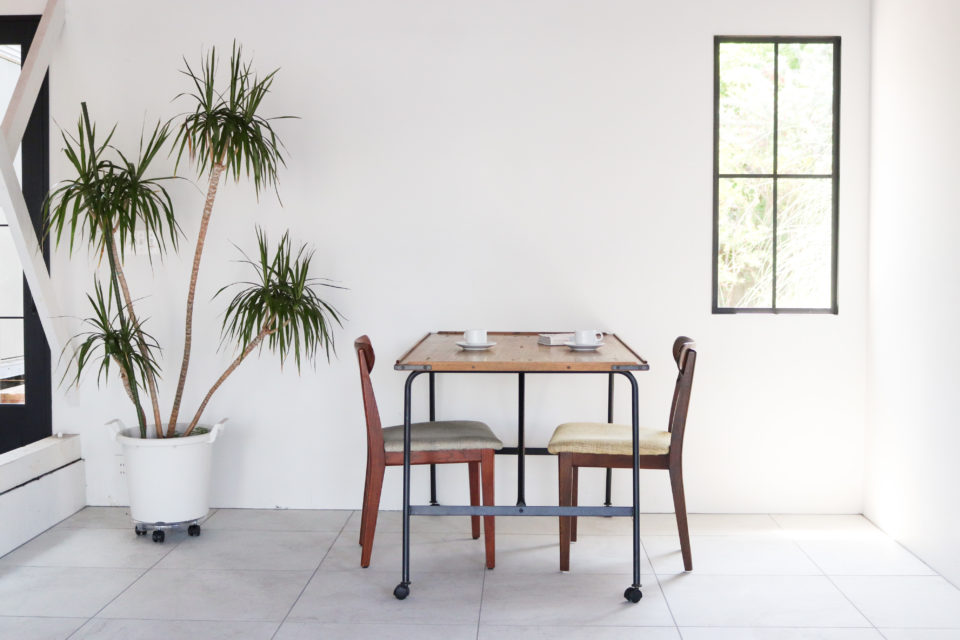 千葉のハウススタジオ「スタジオフィールド」1階にある木製ダイニングテーブルと自然光の入る窓際。対談やライフスタイル撮影に最適。