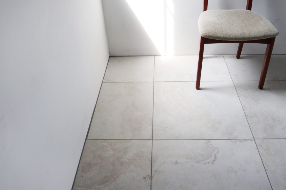 千葉のハウススタジオ「スタジオフィールド」1階の大理石風タイル床。自然光が反射する明るい空間で、高級感のある商品撮影やファッション撮影に最適。
