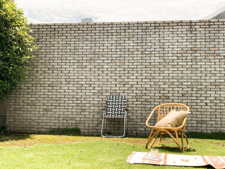 ハウススタジオ「スタジオフィールド」の大型レンガ壁。高さ3m、幅7mの広々とした撮影面で、大規模な広告撮影やファッション撮影にも対応。