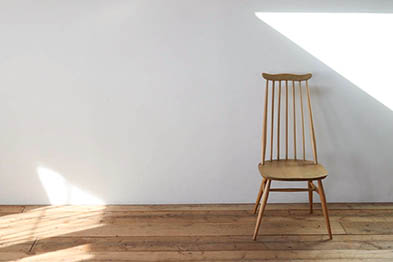 「千葉のハウススタジオ『スタジオフィールド』2階。味のある古材床とシンプルな白壁を背景にした、ナチュラルで質感豊かな撮影スペース。」