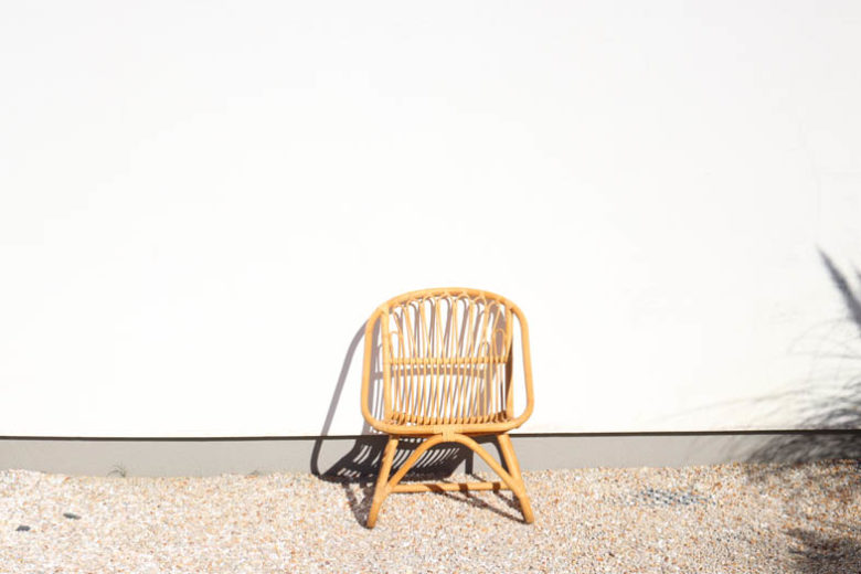 ハウススタジオ「スタジオフィールド」庭の白壁。午後の時間帯に差し込む強い直射光と、影が作るドラマチックなコントラスト