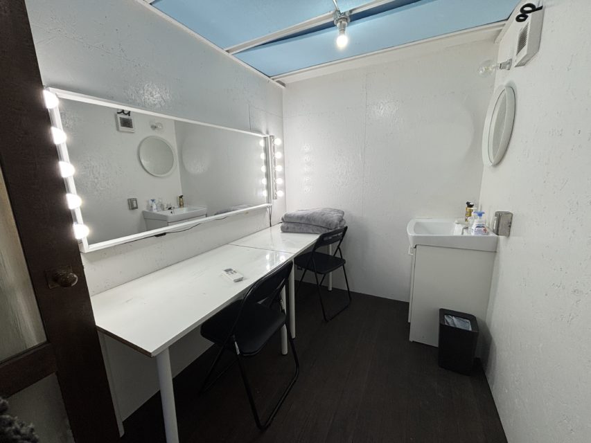 女優ミラー完備の完全個室メイクルーム。2名同時に支度が可能な千葉のハウススタジオ『スタジオフィールド』の控室」