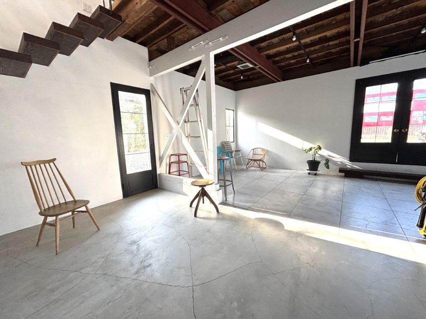 ハウススタジオの９時の光の入り方例。大きな窓からモルタル床に伸びる影と、撮影に使いやすい吹き抜け空間。