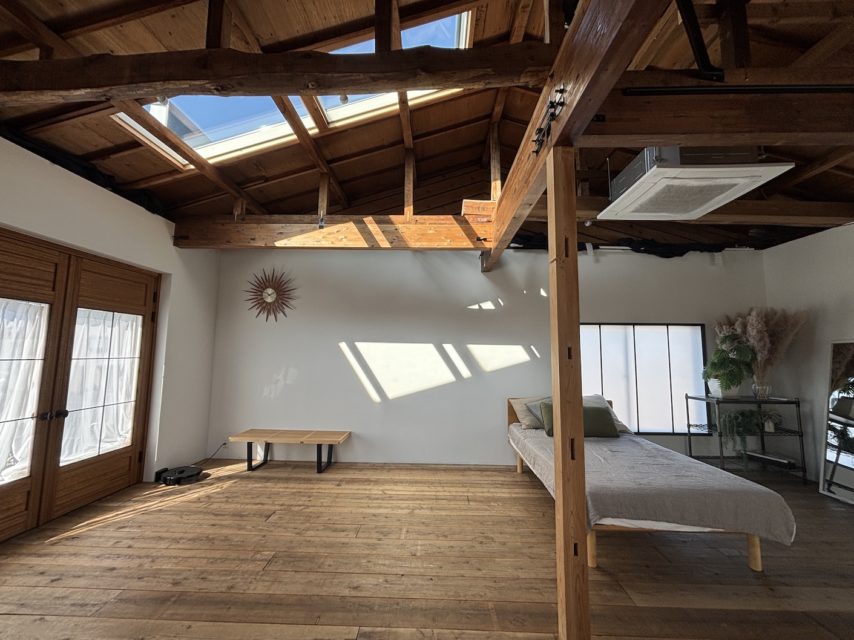 2月正午、スタジオフィールド2階の西側天窓から西側の白壁に差し込む自然光。太陽高度が低い時期特有の、壁をスクエアに照らすドラマチックな光の様子。