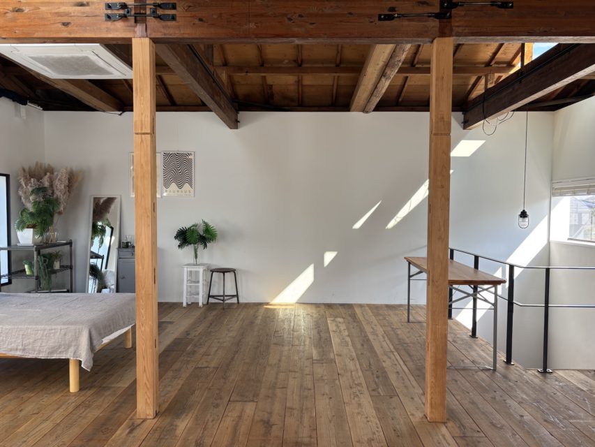 2月正午、スタジオフィールド2階に天窓から差し込む12時の自然光。古材の床と木の梁が美しく照らされた、温かみのある吹き抜けスタジオの内観。