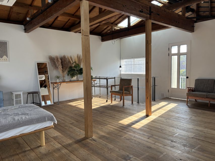 「千葉のハウススタジオ『スタジオフィールド』2階。午前10時頃、窓から明るい自然光がフローリングに差し込む、ライフスタイル撮影に適したお部屋。」