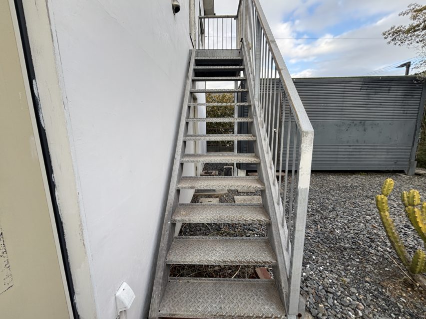 幅95cmの広々とした外階段。大型機材の搬入もスムーズな千葉のハウススタジオ『スタジオフィールド』の搬入経路」