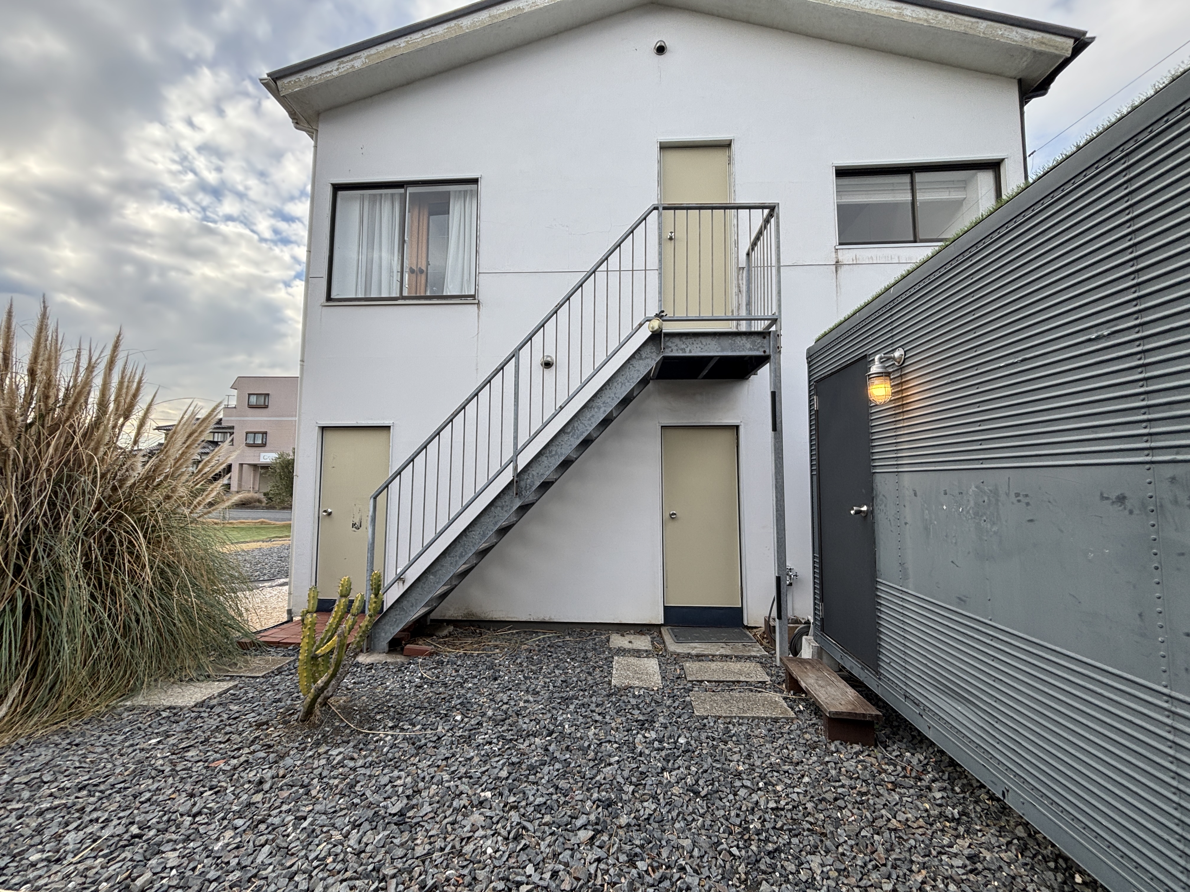 千葉のハウススタジオ『スタジオフィールド』の外観。2階へ直結する外階段があり、庭からのスムーズな移動や撮影が可能。」