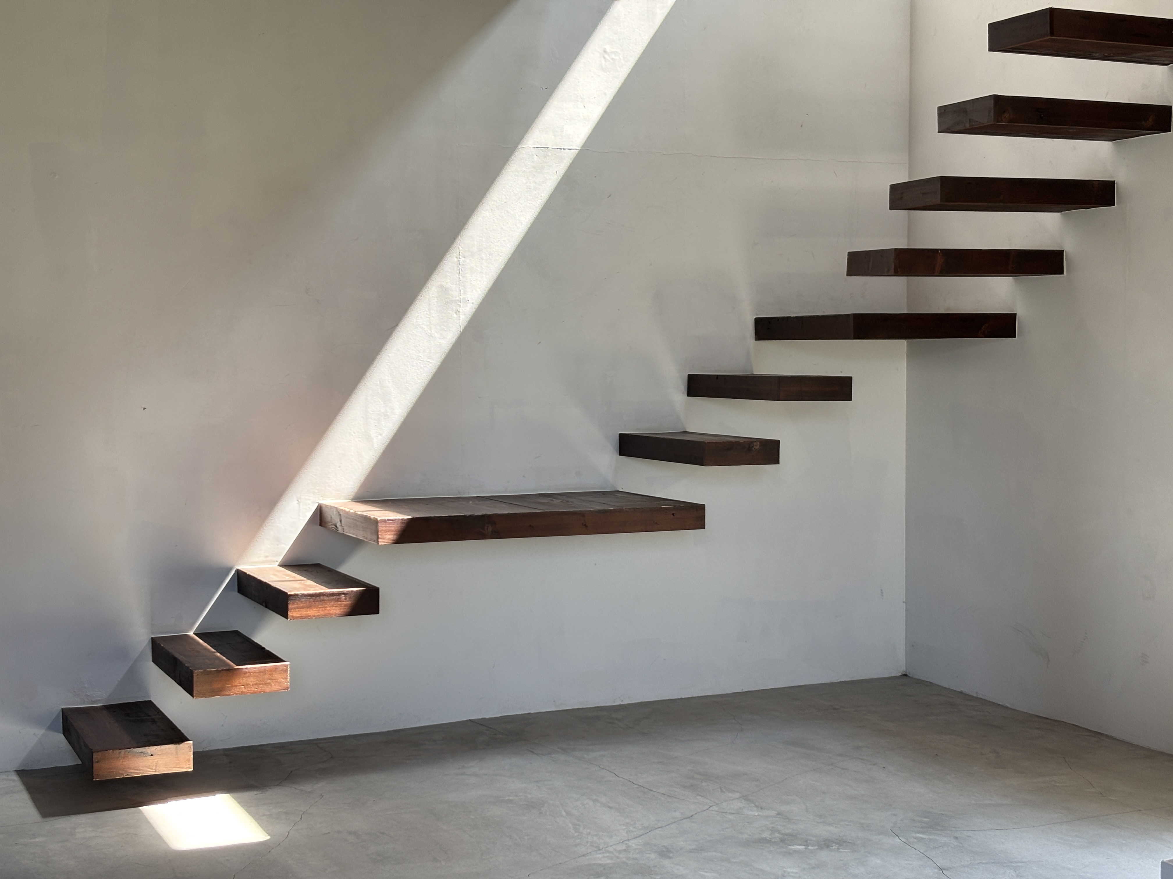 4月午前10時、ハウススタジオの階段に差し込む斜光（トップライト）