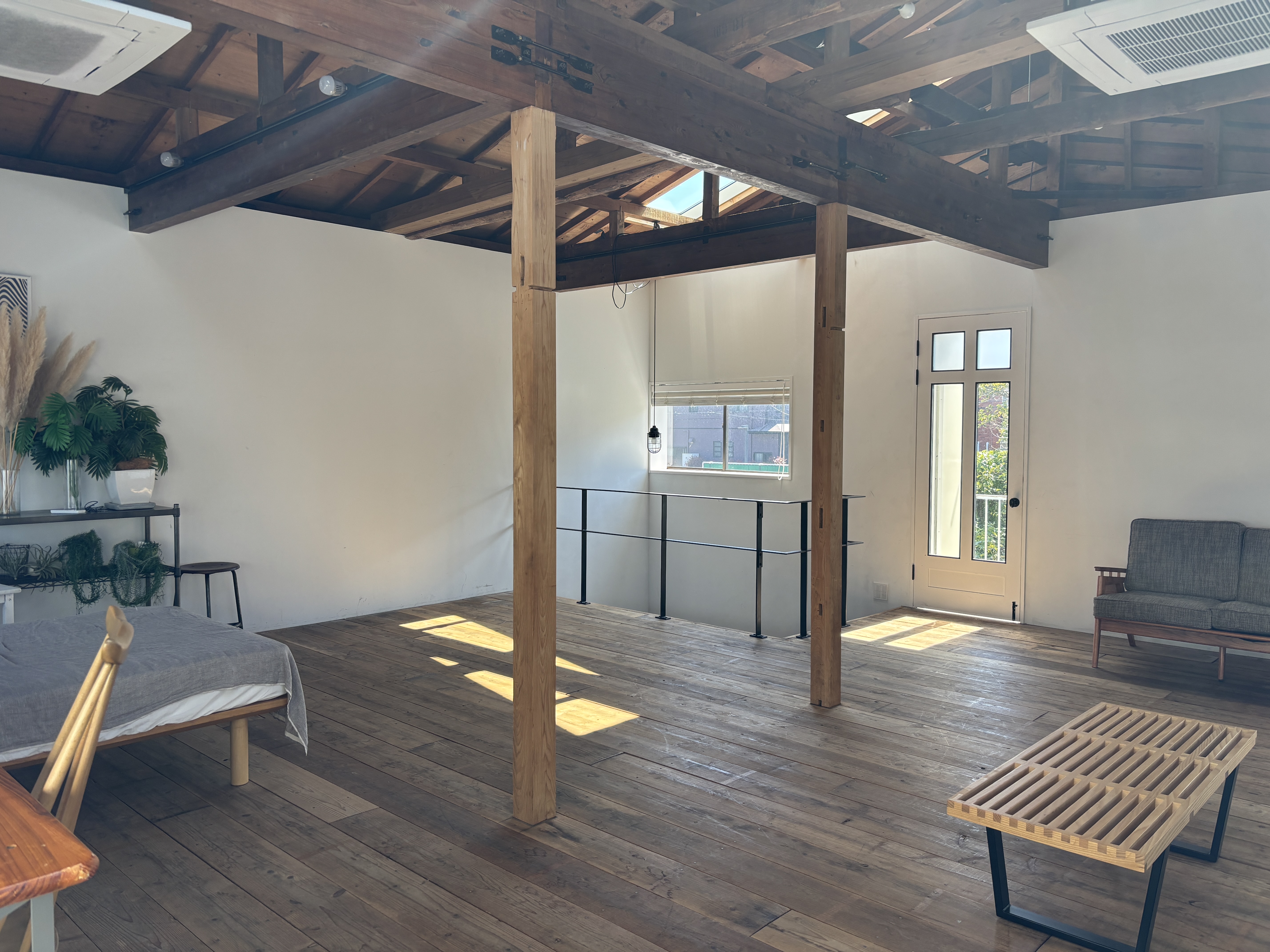 天窓からのダイレクトな光と影のコントラスト。