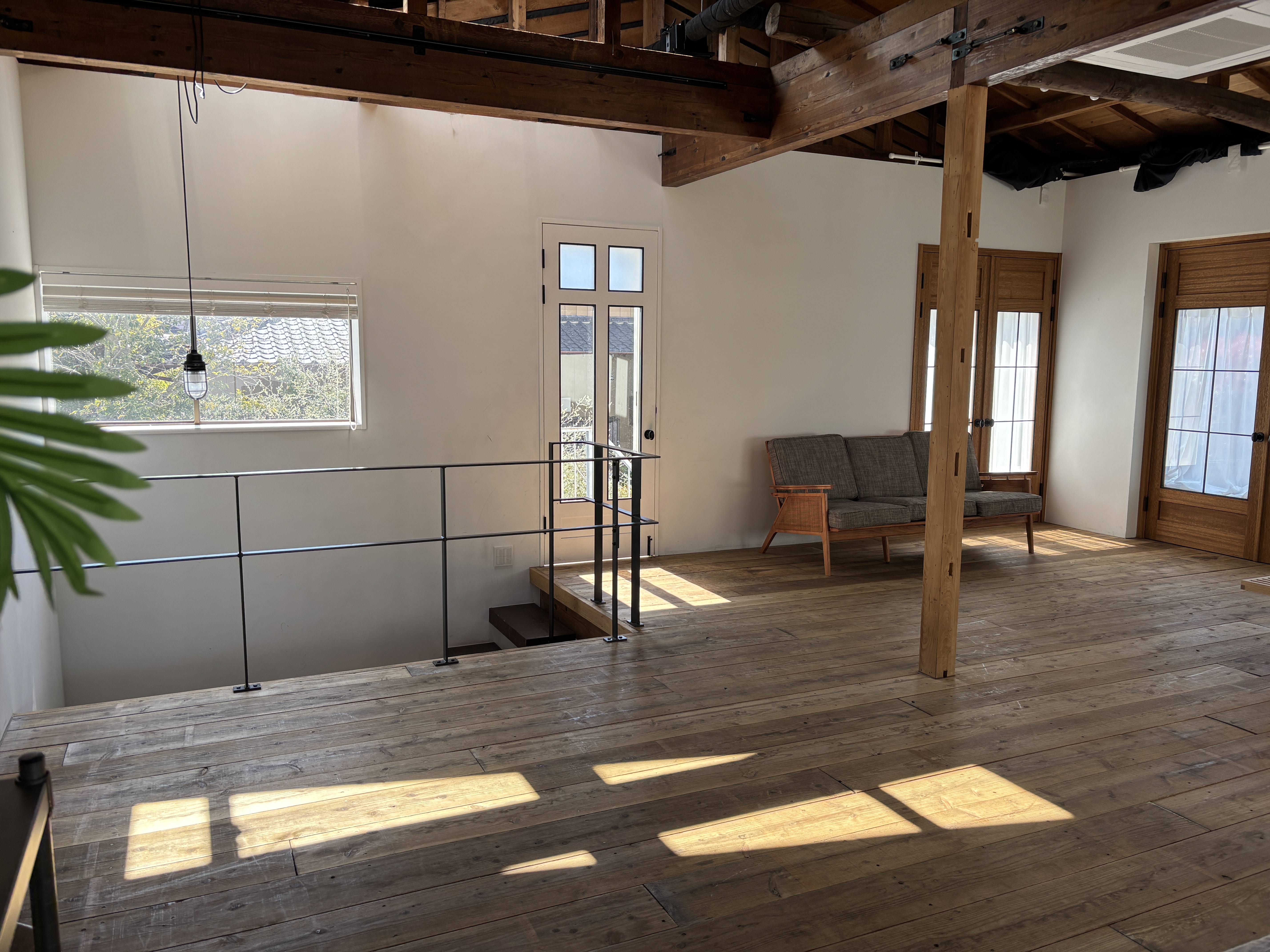 古材の床に落ちる光のディテール。