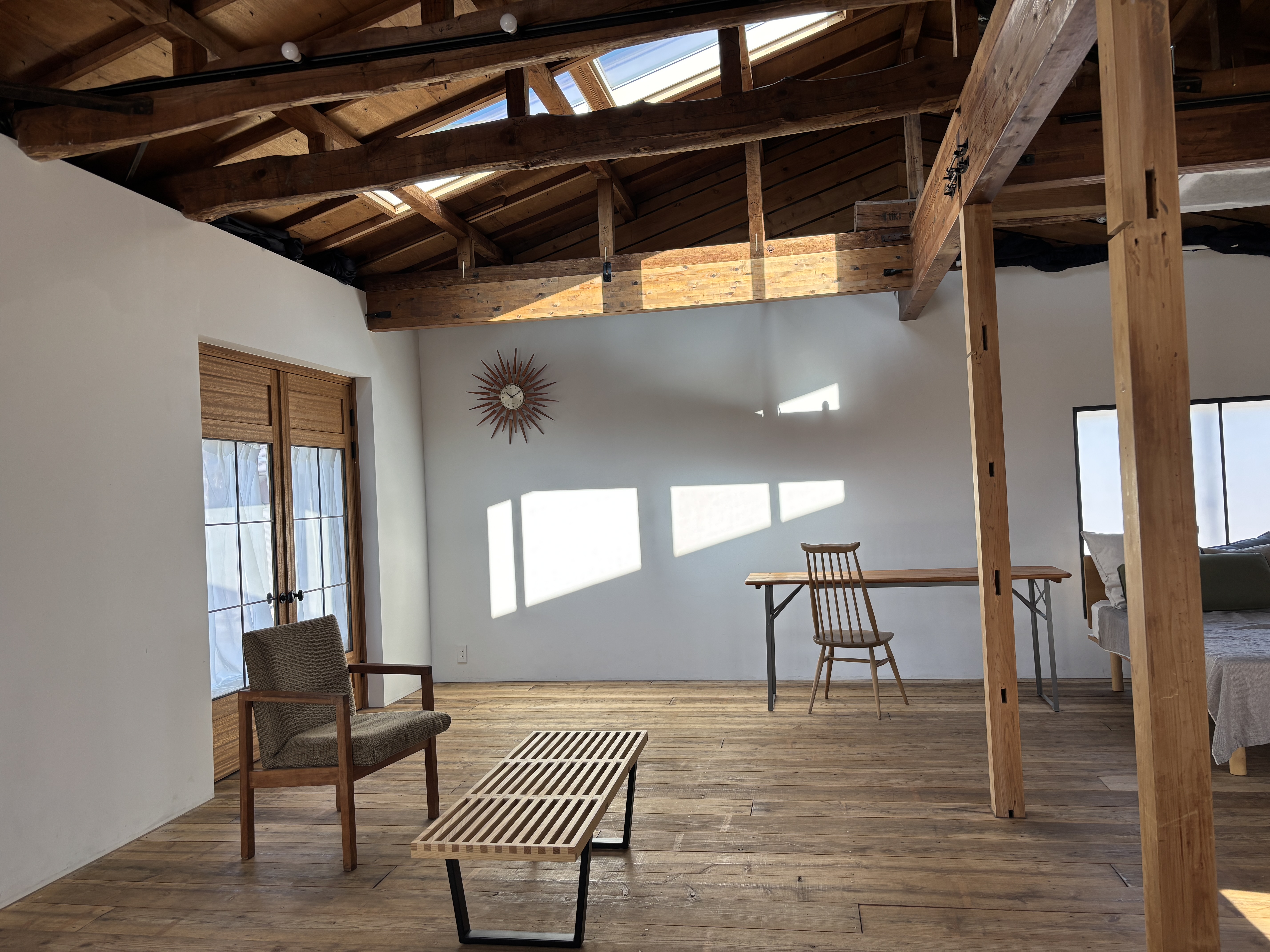 4月午前10時。スタジオ2階の広々とした内観と自然光。